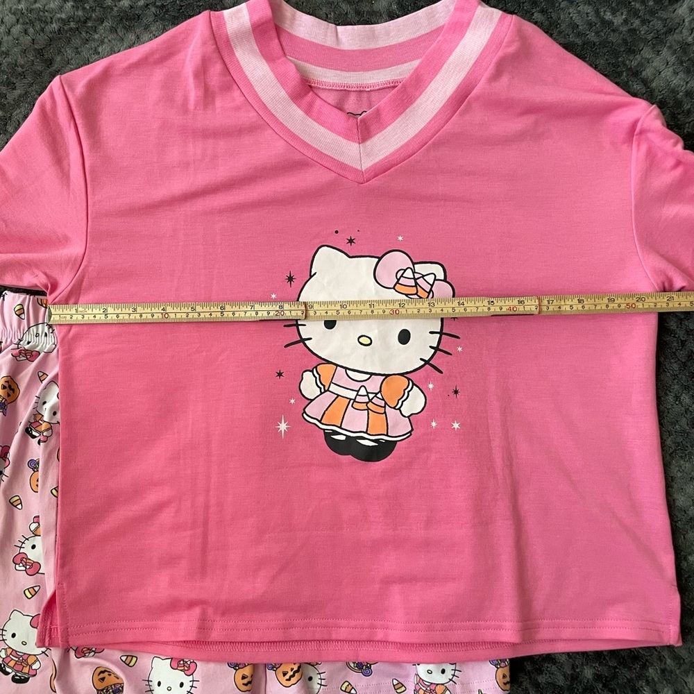 NWT•Sanrio Hello Kitty Fall Theme Pajama Set. Small (pit to pit 20.5 in) - Picture 12 of 12
